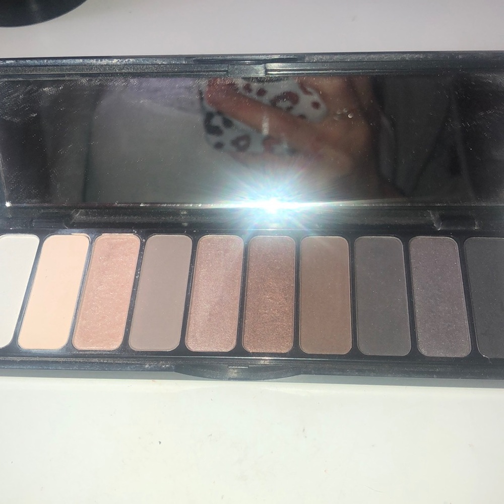 E.L.F eye showdown palette